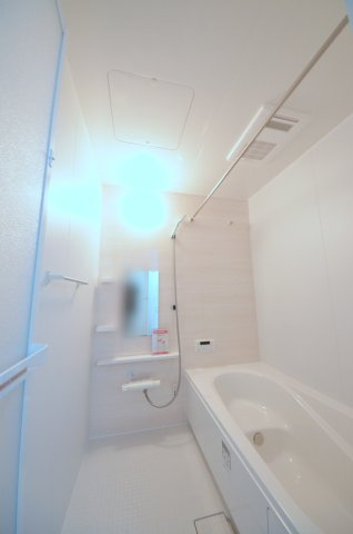 安東四丁目の浴室|１坪タイプの大きなバスルーム。足を伸ばしてゆっくり湯船につかることができます