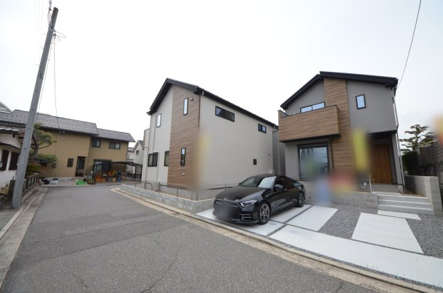 安東四丁目の前面道路含む現地写真|前面道路は交通量が少なく駐車楽々