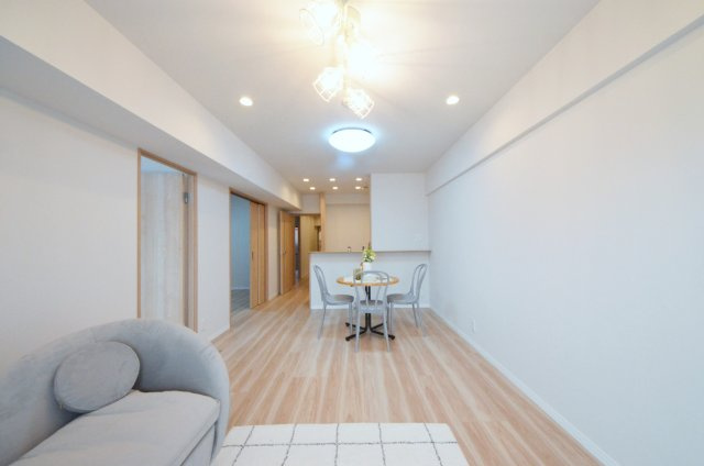 ライオンズマンション己斐本町の居間・リビング|令和7年12月リノベーション済の綺麗なお部屋です