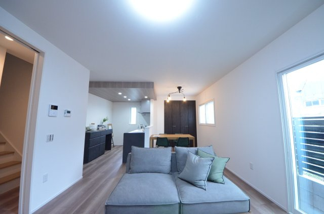 中野二丁目の居間・リビング|陽当たりが良く、窓の多いリビング空間。オープンタイプの対面式キッチンでリビングが隅まで見渡せます。キッチンにいながら小さなお子様にも目が届き安心です。