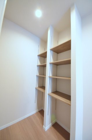 古江西町パークマンションの収納|キッチン奥にパントリースペース有