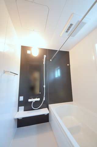 倉掛三丁目の浴室|１坪タイプの大きなバスルーム。足を伸ばしてゆっくり湯船につかることができます