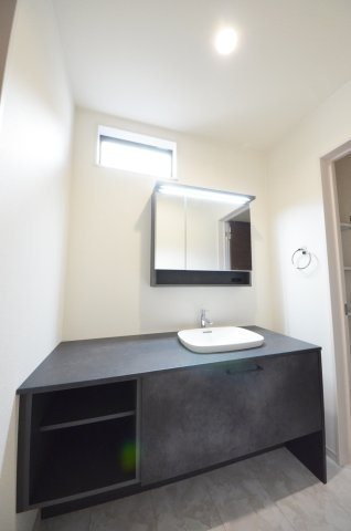 倉掛三丁目の独立洗面台|清潔感あふれるシャワー付洗面台と洗面室。
余裕のスペース。窓もあり明るく通気も良いです