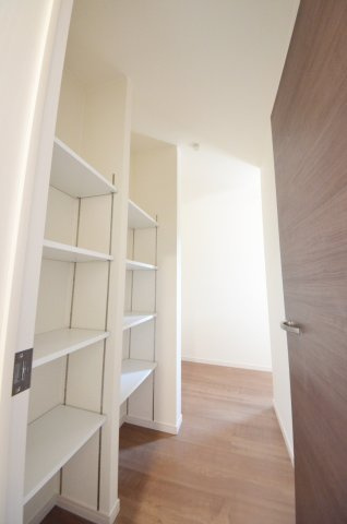 倉掛三丁目の収納|キッチン裏に大容量のパントリースペースがあります
