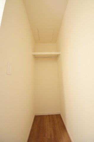 倉掛三丁目の洋室|廊下にも収納スペースがあります