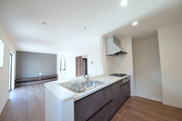 倉掛三丁目のキッチン|南西向きで陽当たりが良く、窓の多いリビング空間。オープンタイプの対面式キッチンでリビングが隅まで見渡せます。キッチンにいながら小さなお子様にも目が届き安心です。