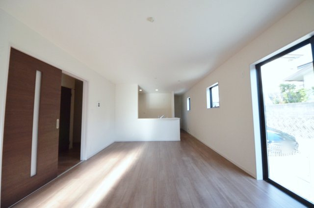 倉掛三丁目の居間・リビング|南西向きで陽当たりが良く、窓の多いリビング空間。オープンタイプの対面式キッチンでリビングが隅まで見渡せます。キッチンにいながら小さなお子様にも目が届き安心です。