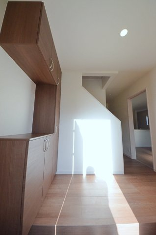 倉掛三丁目の玄関|玄関には大容量のシューズボックスあり。
玄関周りの収納スペースもしっかり確保されています。