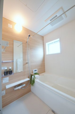 伴東八丁目の浴室|１坪タイプの大きなバスルーム。足を伸ばしてゆっくり湯船につかることができます