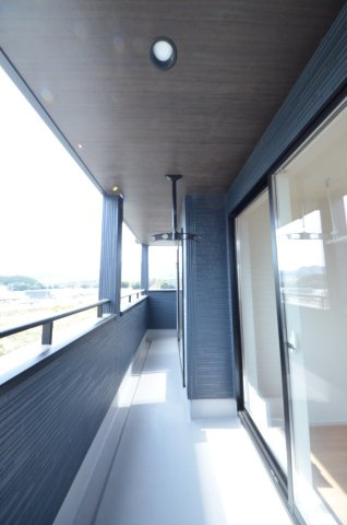 伴東八丁目のバルコニー|屋根のあるバルコニー
急な雨でも安心です