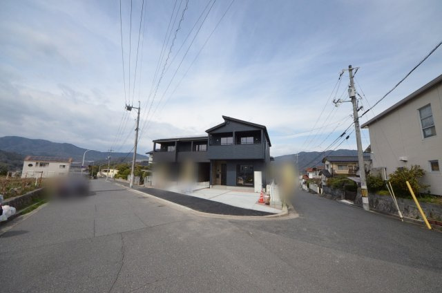 伴東八丁目の前面道路含む現地写真|前面道路は交通量が少なく駐車楽々