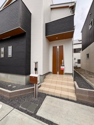 【玄関】 | FIRST TOWN尾張旭市第1南新町中畑全1棟【仲介手数料無料　本地原小　旭中 】 | 今すぐのご案内可能です！→  0120-336-922　までお気軽にお問い合わせください。