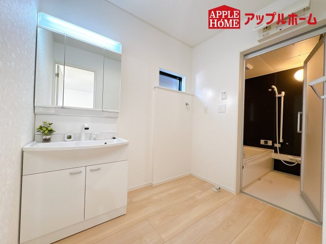 [新築住宅] 鴻巣市箕田 第9 全2棟の独立洗面台|ゆとりの洗面スペースで朝の身支度も快適スムーズに。３面鏡で髪のセットやお化粧もストレスなくこなせ、朝から気分良く通勤通学に向かえそうですね！鏡の裏にはたっぷりと収納スペースを標準装備