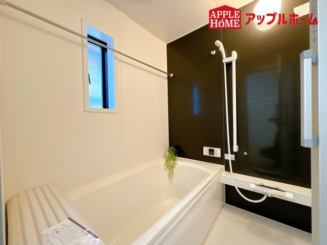 [新築住宅] 鴻巣市箕田 第9 全2棟の浴室|窓付きのバスルームは、採光もあり明るく気持ちの良い空間です。窓があることで、換気環境も良好。掃除もスムーズに出来ます