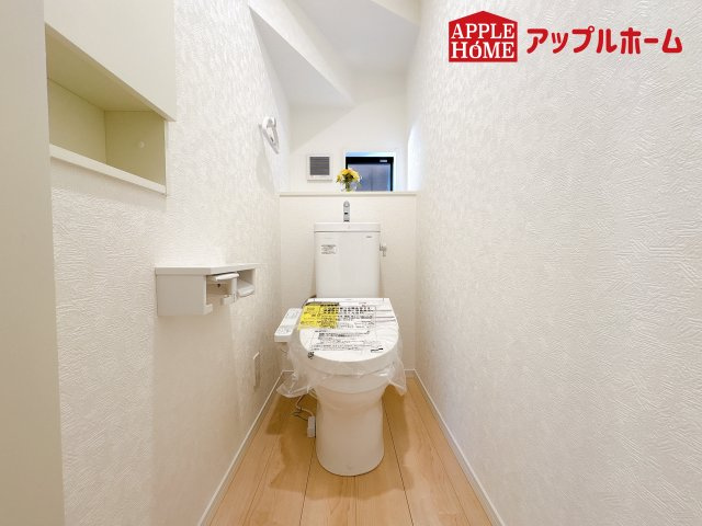 [新築住宅] 鴻巣市箕田 第9 全2棟のトイレ|白を基調とした清潔感のある明るい空間。温水洗浄便座付きで、毎日快適・清潔に使用できます。操作しやすい壁面リモコンを採用しています。