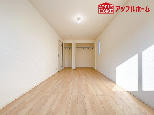 [新築住宅] 鴻巣市箕田 第9 全2棟の洋室|２階居室は全室収納あり！たっぷりある収納活用でお部屋もキレイを保てます♪