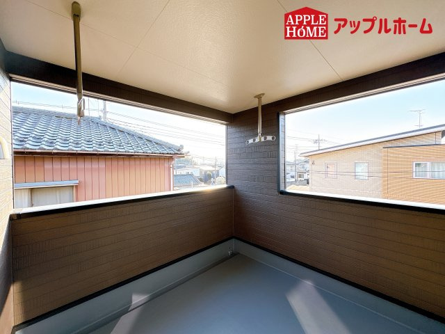 [新築住宅] 鴻巣市箕田 第9 全2棟のバルコニー|ルーフバルコニーで突然の雨でも安心♪直射日光を防げるので、紫外線を気にせず自然の光や風を感じながら日光浴もできちゃいます♪