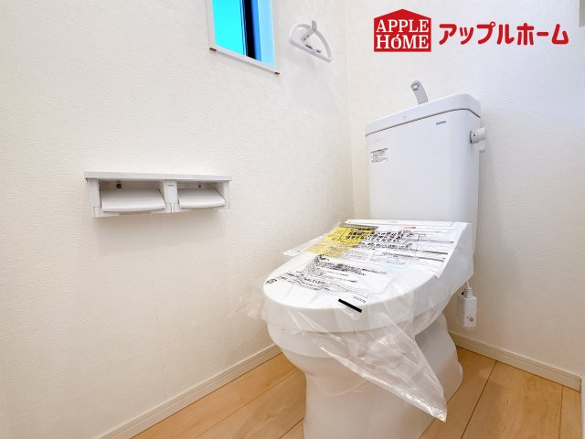 [新築住宅] 鴻巣市箕田 第9 全2棟のトイレ|白を基調とした清潔感のある明るい空間。温水洗浄便座付きで、毎日快適・清潔に使用できます。操作しやすい壁面リモコンを採用しています。