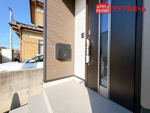 [新築住宅] 鴻巣市箕田 第9 全2棟の玄関|資料請求、お電話でのお問合せ、いつでも丁寧に対応させていただきます！不動産業界のプロフェッショナルが集う弊社にぜひ一度ご相談ください！