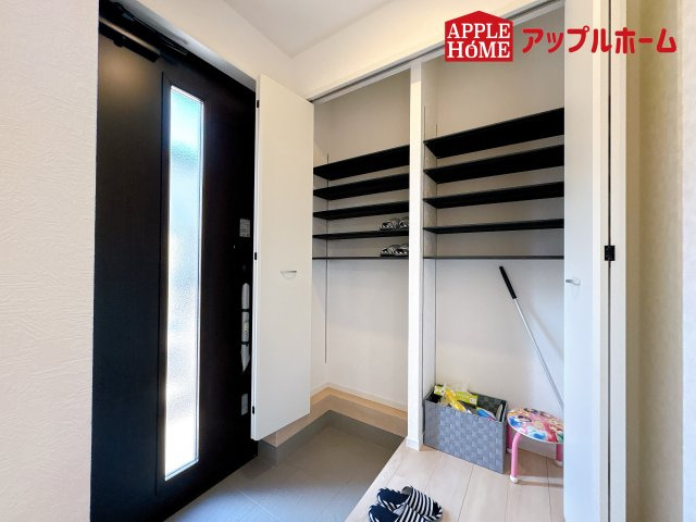 [新築住宅] 鴻巣市箕田 第9 全2棟の玄関|住まう人も来客も入った時にワクワクさせてくれるオシャレな玄関♪収納もたっぷりあるので、靴がたくさんあっても安心！