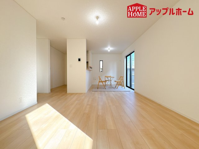 [新築住宅] 鴻巣市箕田 第9 全2棟の居間・リビング|窓から差し込む光で家族を温かく包み込みます。明るいリビングで子育てする喜びを☆いつでも見学可能です！