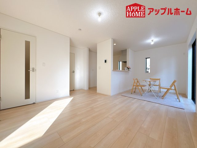 [新築住宅] 鴻巣市箕田 第9 全2棟の居間・リビング|広々リビング×対面キッチンで家族の会話も弾みます♪家族団らんの秘訣は間取りにあり☆夢のマイホームを一緒に叶えましょう！