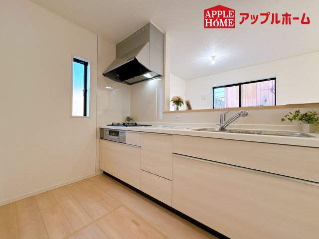[新築住宅] 鴻巣市箕田 第9 全2棟のキッチン|見栄えもよくお手入れもスムーズに出来ます。豊富な収納力もございますので、キッチンスペースをスッキリとお使い頂けそうです。