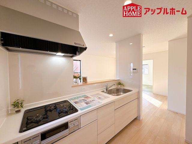 [新築住宅] 鴻巣市箕田 第9 全2棟のキッチン|対面式キッチンは、家族のコミュニケーションを育み、子育て家族にも好適なプラン！リビングで寛ぐご家族をいつも感じられます♪会話を楽しみながら家事ができ、小さいお子様がいても安心です！