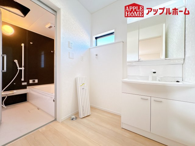 [新築住宅] 鴻巣市箕田 第9 全2棟の独立洗面台|ゆとりの洗面スペースで朝の身支度も快適スムーズに。３面鏡で髪のセットやお化粧もストレスなくこなせ、朝から気分良く通勤通学に向かえそうですね！鏡の裏にはたっぷりと収納スペースを標準装備
