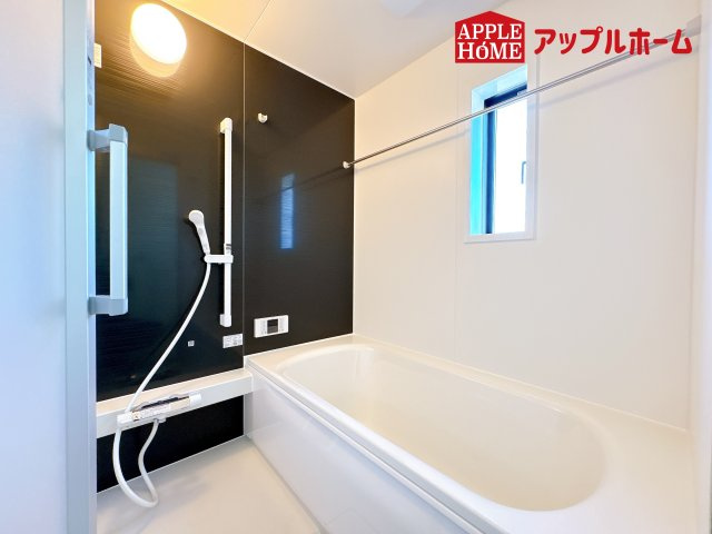[新築住宅] 鴻巣市箕田 第9 全2棟の浴室|窓付きのバスルームは、採光もあり明るく気持ちの良い空間です。窓があることで、換気環境も良好。掃除もスムーズに出来ます
