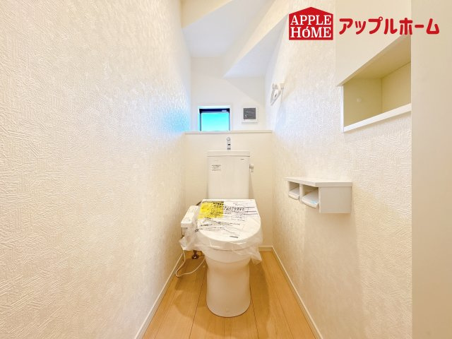 [新築住宅] 鴻巣市箕田 第9 全2棟のトイレ|白を基調とした清潔感のある明るい空間。温水洗浄便座付きで、毎日快適・清潔に使用できます。操作しやすい壁面リモコンを採用しています。