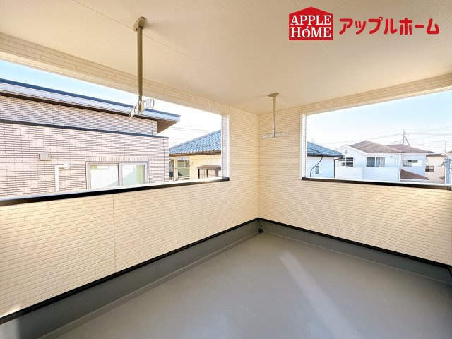 [新築住宅] 鴻巣市箕田 第9 全2棟のバルコニー|ルーフバルコニーで突然の雨でも安心♪直射日光を防げるので、紫外線を気にせず自然の光や風を感じながら日光浴もできちゃいます♪