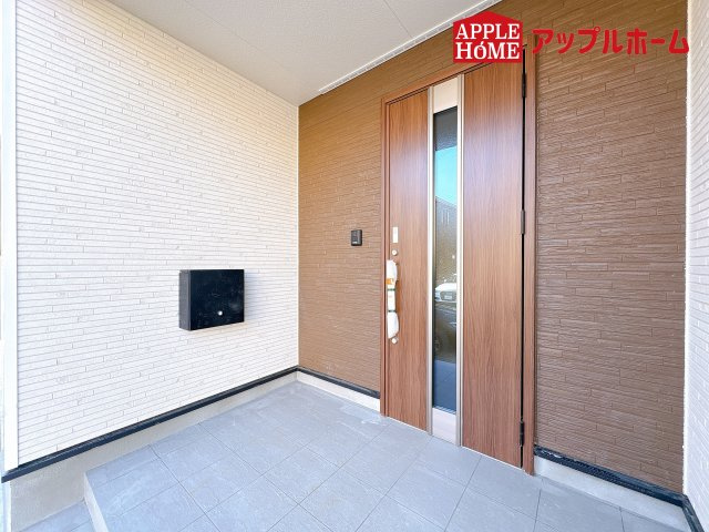 [新築住宅] 鴻巣市箕田 第9 全2棟の玄関|資料請求、お電話でのお問合せ、いつでも丁寧に対応させていただきます！不動産業界のプロフェッショナルが集う弊社にぜひ一度ご相談ください！