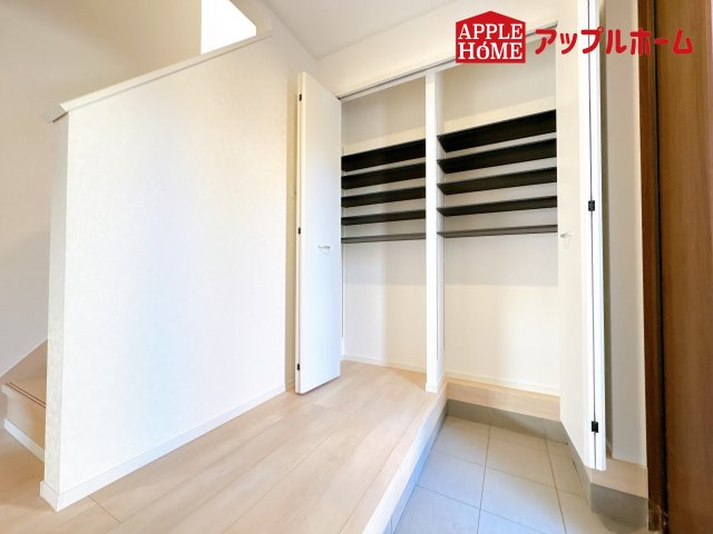 [新築住宅] 鴻巣市箕田 第9 全2棟の玄関|住まう人も来客も入った時にワクワクさせてくれるオシャレな玄関♪収納もたっぷりあるので、靴がたくさんあっても安心！