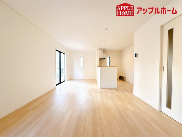 [新築住宅] 鴻巣市箕田 第9 全2棟の居間・リビング|広々リビング×対面キッチンで家族の会話も弾みます♪家族団らんの秘訣は間取りにあり☆夢のマイホームを一緒に叶えましょう！