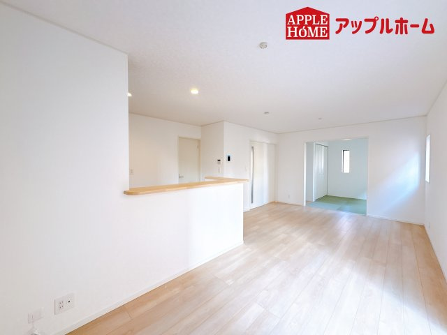 [新築住宅] 鴻巣市箕田 第9 全2棟の居間・リビング|窓から差し込む光で家族を温かく包み込みます。明るいリビングで子育てする喜びを☆いつでも見学可能です！