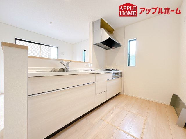 [新築住宅] 鴻巣市箕田 第9 全2棟のキッチン|対面式キッチンは、家族のコミュニケーションを育み、子育て家族にも好適なプラン！リビングで寛ぐご家族をいつも感じられます♪会話を楽しみながら家事ができ、小さいお子様がいても安心です！