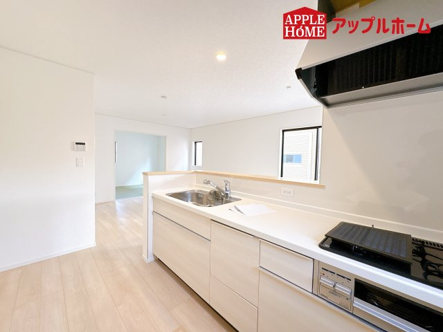 [新築住宅] 鴻巣市箕田 第9 全2棟のキッチン|見栄えもよくお手入れもスムーズに出来ます。豊富な収納力もございますので、キッチンスペースをスッキリとお使い頂けそうです。