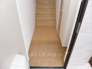 広島市安佐北区上深川町のアパートの玄関