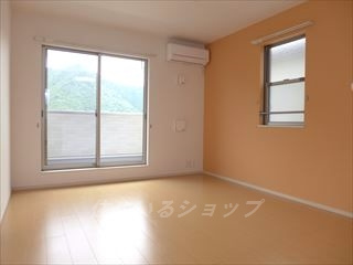 広島市安佐北区上深川町のアパートの居間・リビング|エアコン付き