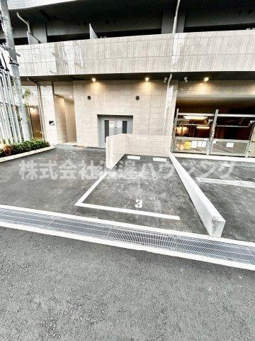 セレニテ江坂グランデの駐車場