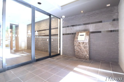 【エントランス】 | プレサンス錦ラウム | 清潔なエントランスです