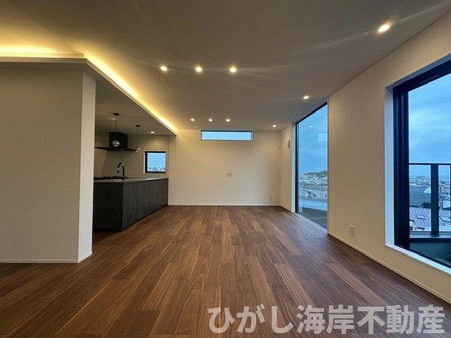 鎌倉市腰越5丁目　新築戸建の居間・リビング|24.7帖　LDK