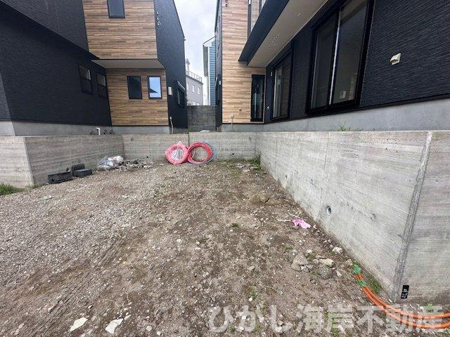 鎌倉市由比ガ浜４丁目　新築戸建　全５棟の駐車場|4月19日撮影　外構工事中　現地外観