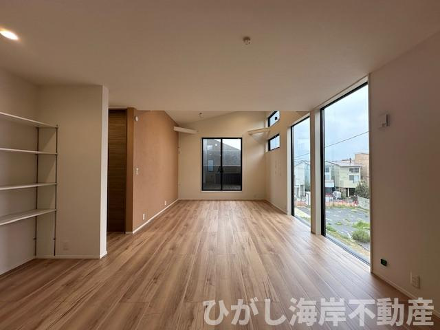 鎌倉市由比ガ浜４丁目　新築戸建　全５棟の居間・リビング|24.5帖　床暖房付LDK