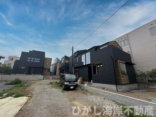 鎌倉市由比ガ浜４丁目　新築戸建　全５棟の前面道路含む現地写真|4月19日撮影　外構工事中　現地外観