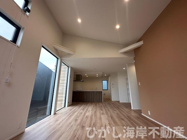 鎌倉市由比ガ浜４丁目　新築戸建　全５棟の居間・リビング|24.5帖　床暖房付LDK