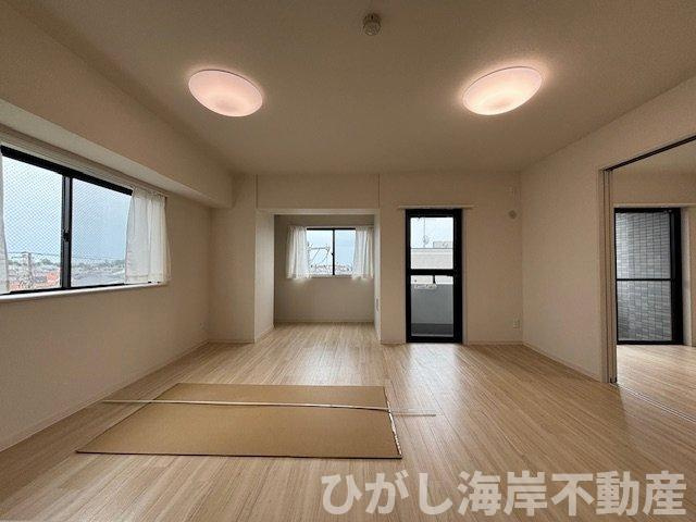 レゾン茅ヶ崎中海岸の居間・リビング|新規リフォーム完了！　17.9帖　LDK