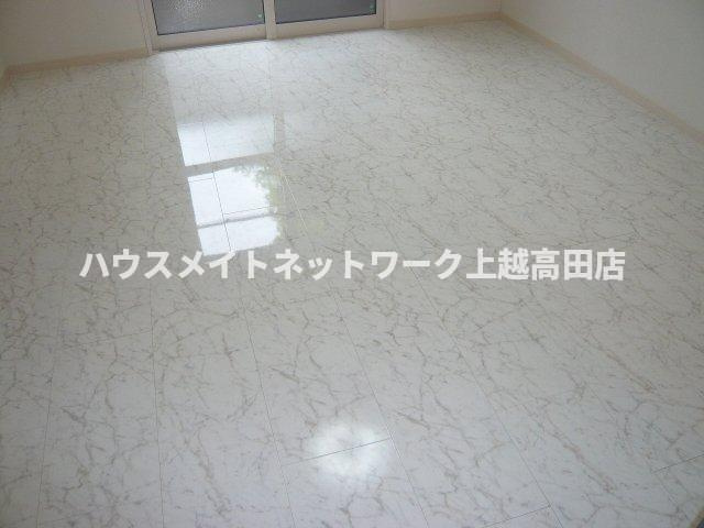 ＲＥＣＥＮＴＩＡ（レセンティア）の洋室|大理石調フロア