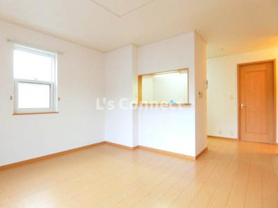 【居間・リビング】 | サニーブライト | 角部屋で２面に窓があります。